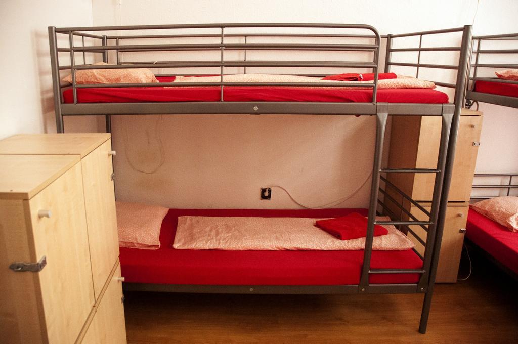 Hostel 2night